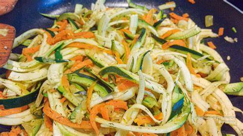 Courgette wortel groentenoedels met saus