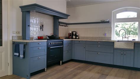 Vintage keuken met blauwe emaille bussen