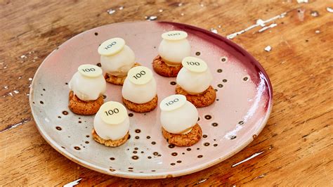feestelijke openingstaart met bedrijfslogo
