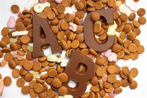 Bakpiet bakt pepernoten en chocoladeletters