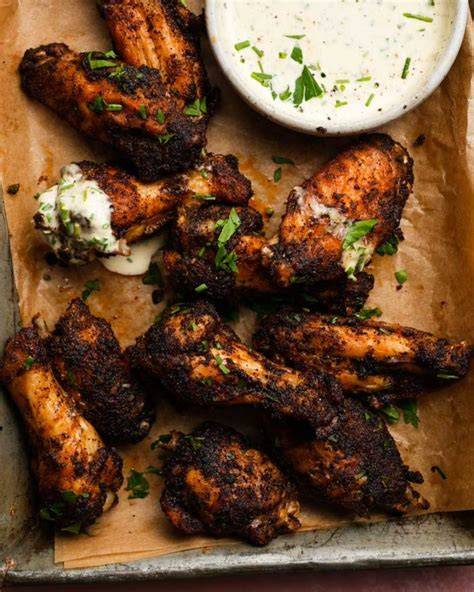 Sticky coffee chicken wings met romige dip