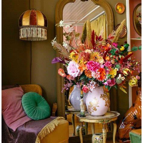 Gebloemde vazen en retro woonaccessoires