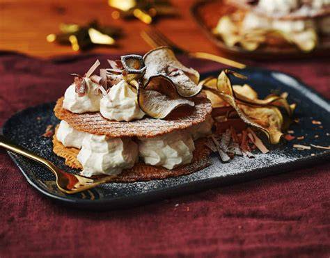 Feestelijk dessert met kniepertjes en kaneelroom