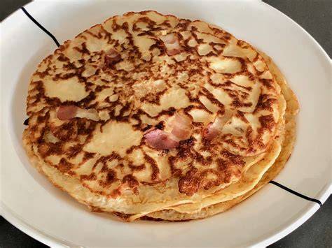 Goudbruine spekpannenkoek met stroop