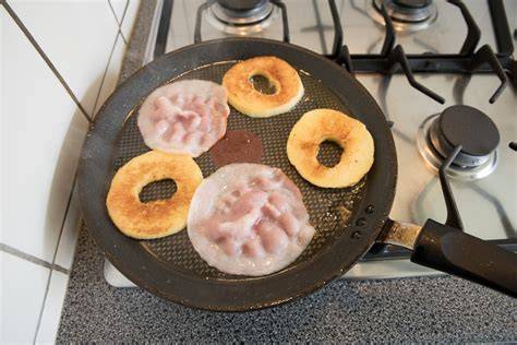 Appel-spekpannenkoek in koekenpan