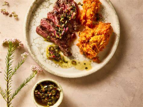 Gegrilde bavette met zoete aardappel en chimichurri