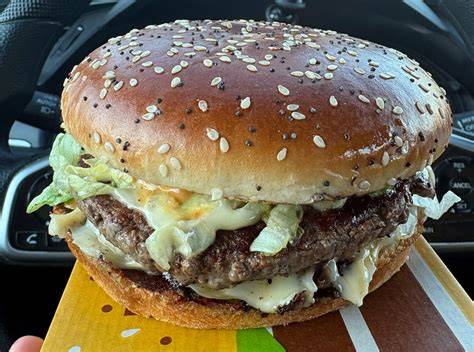 Big Arch Burger mit frittierten Zwiebeln