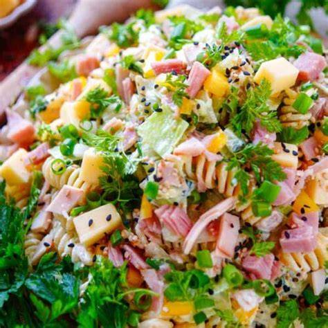 Pastasalade met ei en spekjes