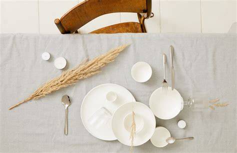 Stijlvolle wintertafel met kookboek en servies