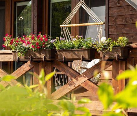 Houten balkonbak met kruiden en bloemen