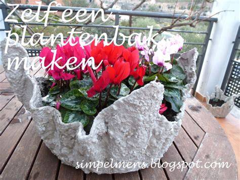 Cementen plantenbak van oude handdoek