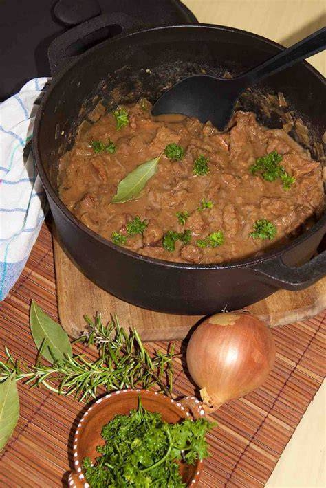 Gietijzeren pot met Vlaams stoofvlees