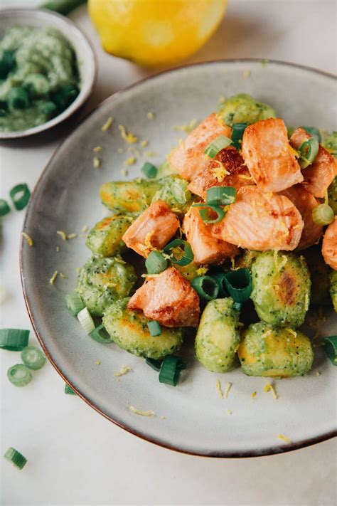 Gnocchi met zalm en avocadopesto
