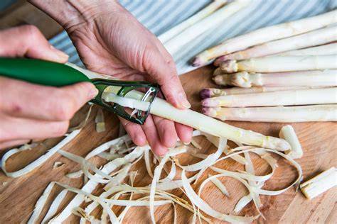 Witte asperges schillen en snijden