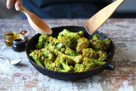 Broccoli roerbakken in koekenpan