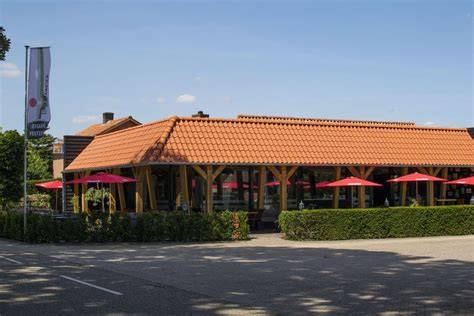 speeltuin met overdekte veranda bij eetcafé