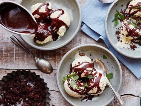 Hertog slagroomijs met chocoladesaus en brownie