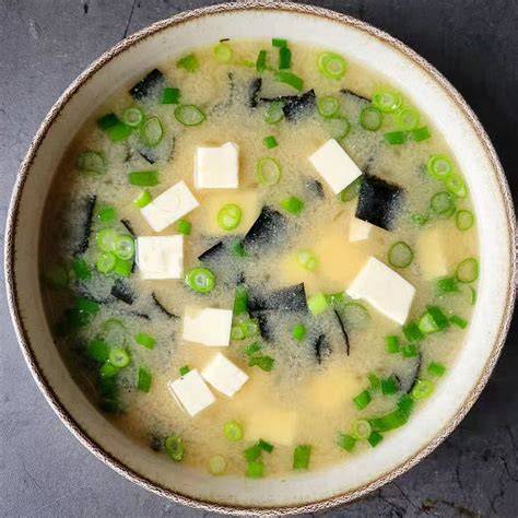 Kom misosoep met tofu zeewier bosui