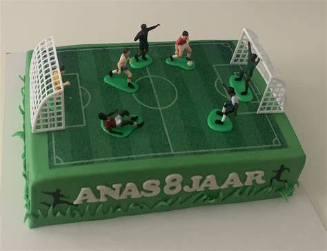 Voetbalveld taart met spelers