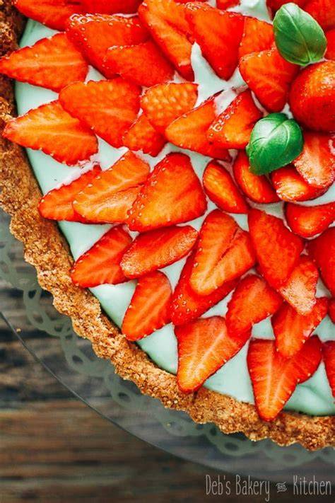 Gebakken aardbeientaart met basilicum