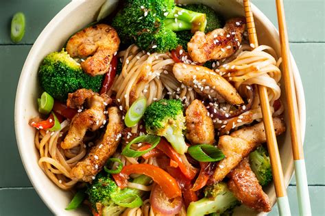 Sesamnoedels met broccoli en paprika
