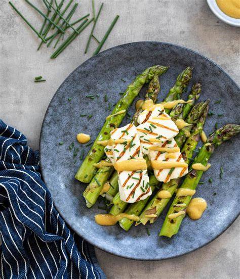 Geroosterde groene asperges op bakplaat