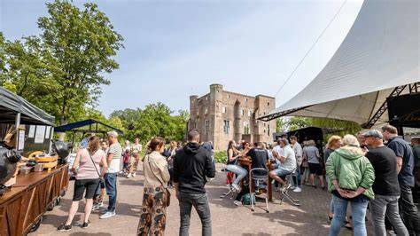 Lunchterras bij kasteelruïne in Deurne