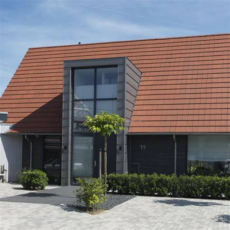 platte keramische dakpannen op moderne woning