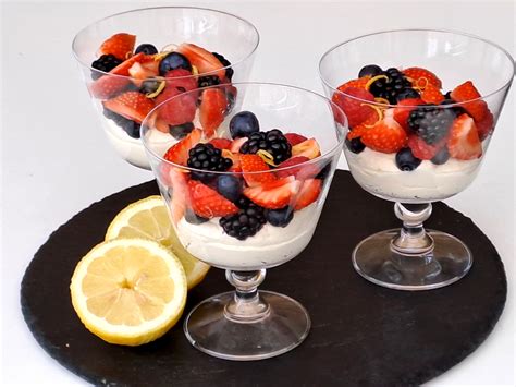Citroenroom met vers zomerfruit in glazen