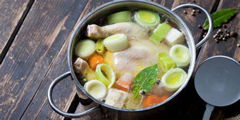 Zelfgemaakte kippenbouillon met groenten