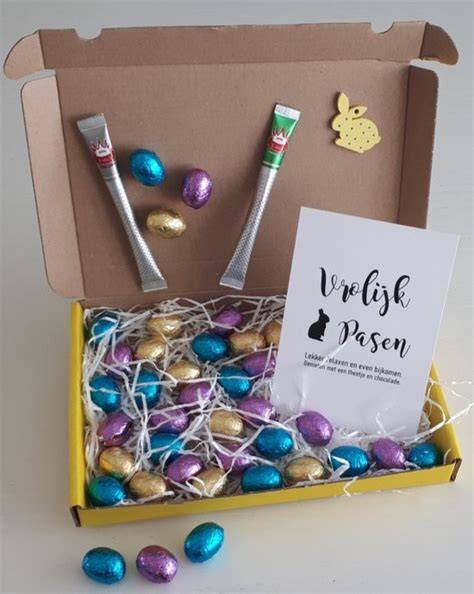 Paascadeau met chocolade in brievenbus