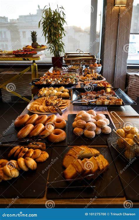 Ontbijtbuffet met broodjes koffie fruit