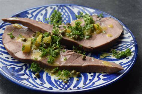 kalfstong in zure saus op bord