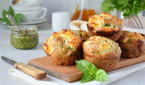 Hartige groentemuffins op ontbijttafel