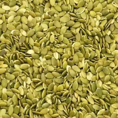 Gepelde groene pompoenpitten in kom