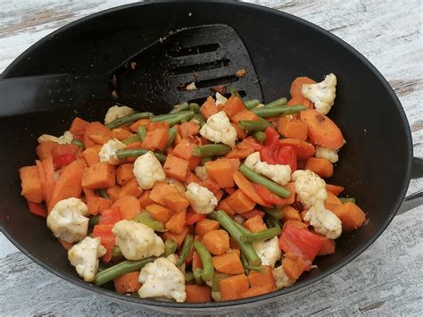 Wok met blokjes zoete aardappel en groenten