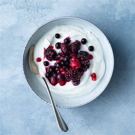 Kom kwark met muesli en rood fruit