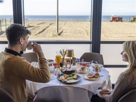 Ontbijtbuffet met uitzicht op haven