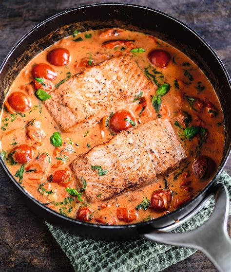 Roze zalm in romige tomatensaus