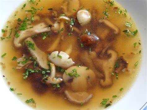 Heldere soep met gedroogde porcini