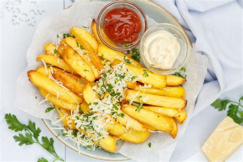 Verse friet met sauzen op tafel