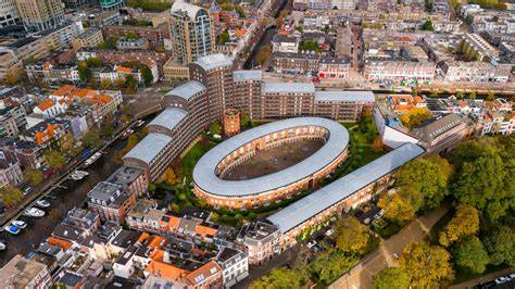 Gember terras met uitzicht op Kunstmuseum Den Haag