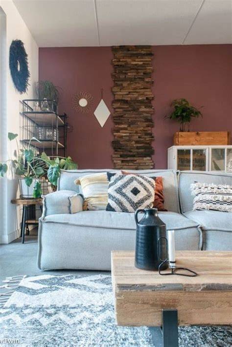 Woonkamer met bosbehang als accentmuur