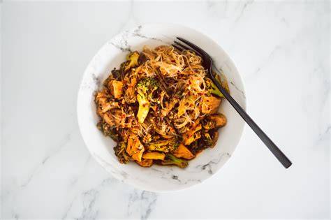 Gebakken vermicelli met kip en groenten