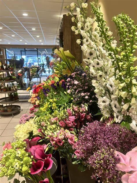 Bloemen, planten en verse groenten in winkel
