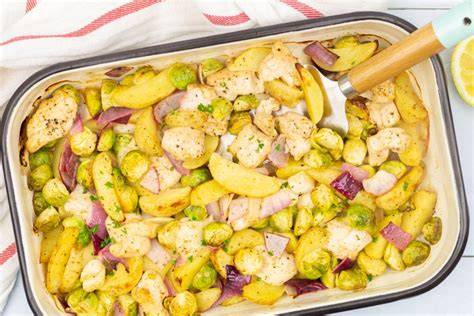 Ovenschaal met kip spruitjes aardappelen paprika