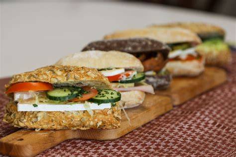 Verse belegde broodjes in lokale lunchroom