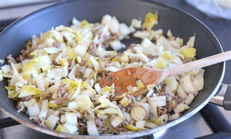 Witlof roerbakken met gehakt kerrie