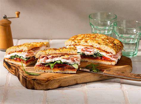 Italiaans broodje met verse belegde ingrediënten