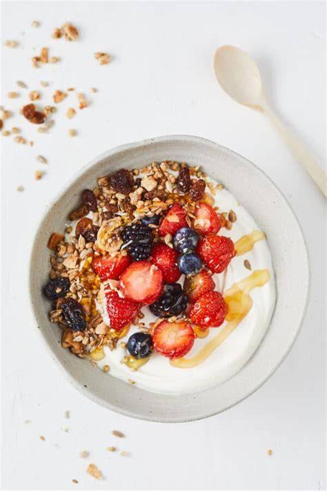Kom yoghurt met caseïne en fruit